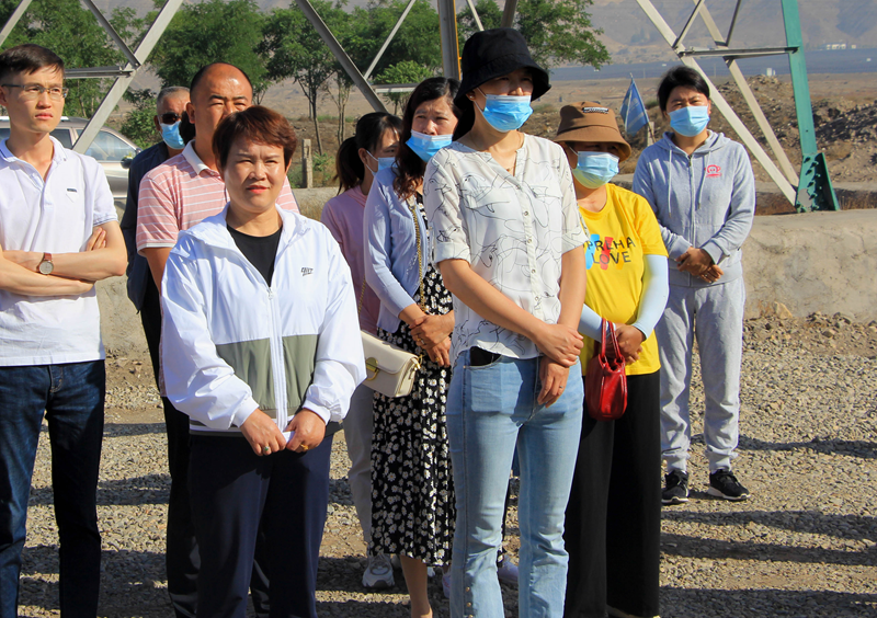紅果子鎮(zhèn)黨委書記陳筠平、鎮(zhèn)人大主席韓玉蘭蒞臨興康恒潤種植基地觀摩了解情況