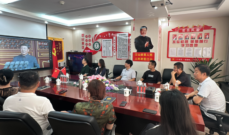 岳氏集團組織觀看抗戰(zhàn)勝利閱兵，愛國情懷激蕩人心